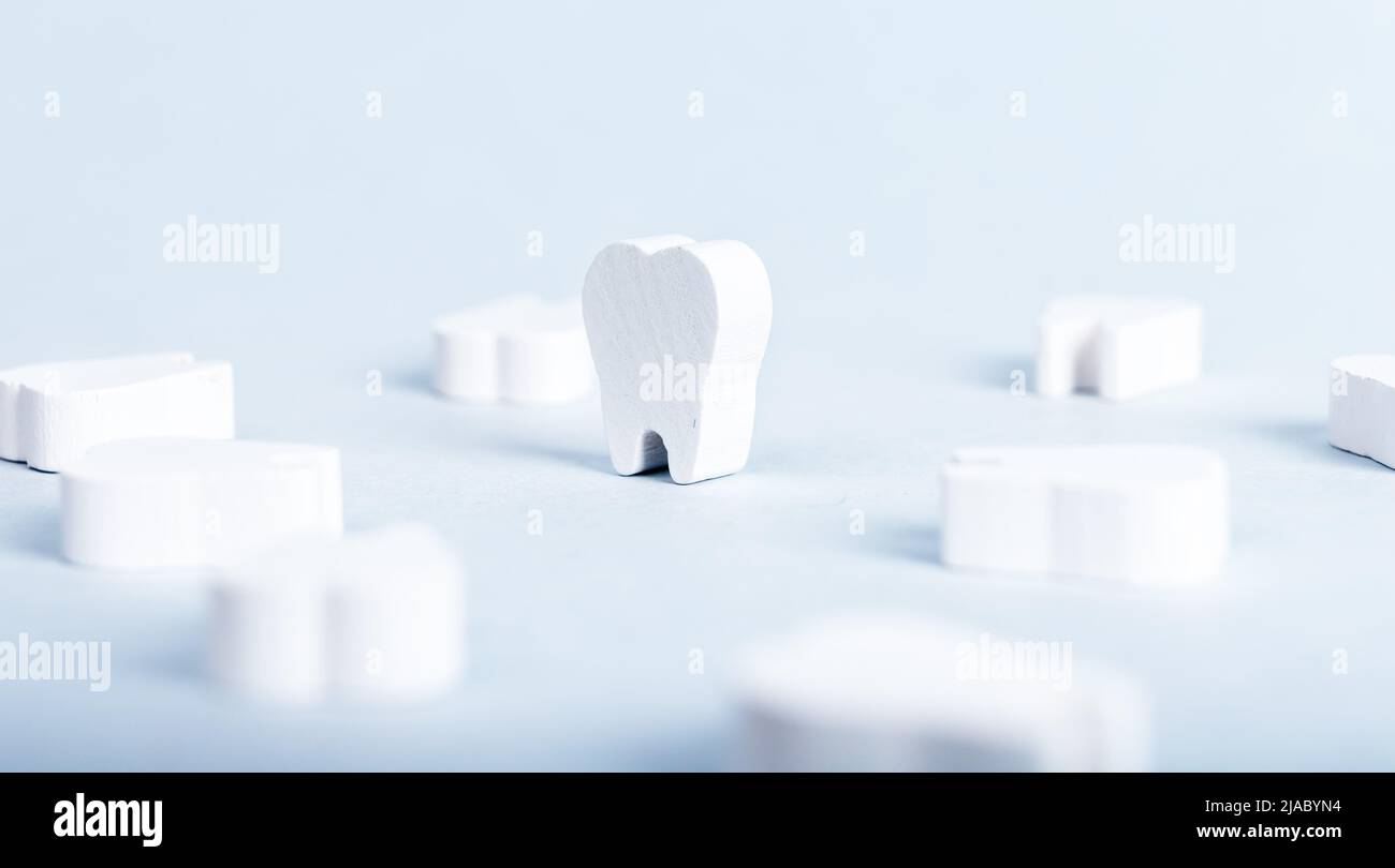 Dents blanches parfaites sur fond bleu. Hygiène buccale, stomatologie, concept de soins de santé. Prévention des maladies de la cavité et des gencives. Photo de haute qualité Banque D'Images