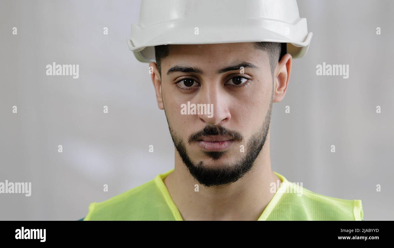 Gros plan portrait d'un homme arabe sérieux contremaître un inspecteur professionnel mécanicien de construction porter un casque de sécurité uniforme posé à la caméra Banque D'Images