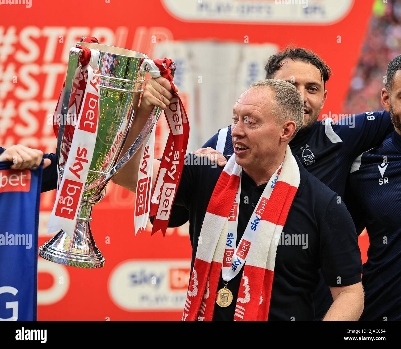 Steve Cooper, directeur de Nottingham Forest, avec le trophée finale du championnat de pari du ciel Banque D'Images