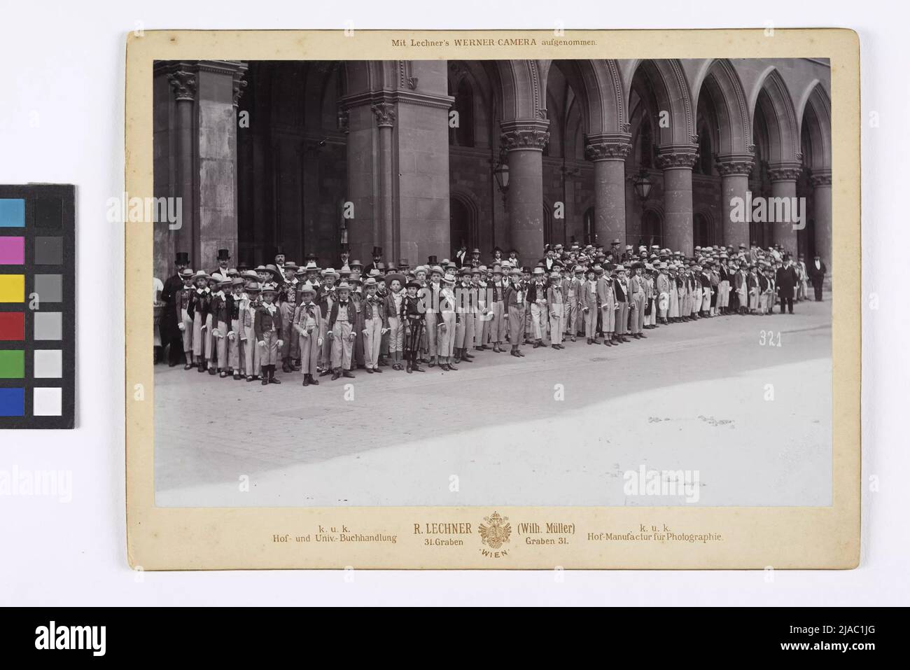 Hability train de la jeunesse de l'école viennoise à Schillers 100th anniversaire le 7 mai 1905: Enregistrement de groupe de garçons en costumes historiques à la mairie. Verlag ou k. U. k. Librairie universitaire R. Lechner (Wilh. Müller), photographe, éditeur Banque D'Images