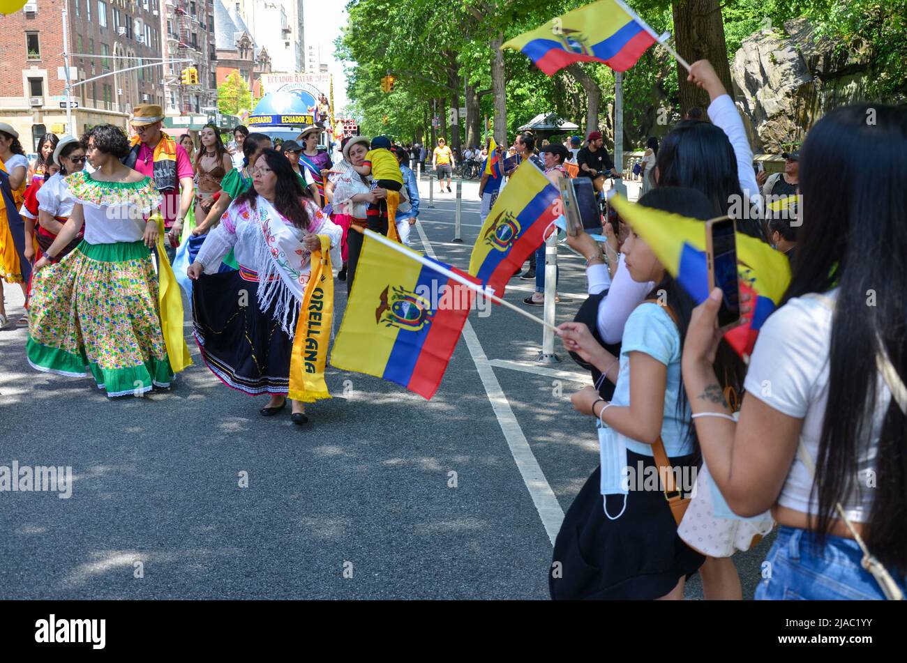 Des spectateurs se sont rassemblés pour célébrer la parade annuelle de l'indépendance équatorienne à New York le 29 mai 2022. Banque D'Images