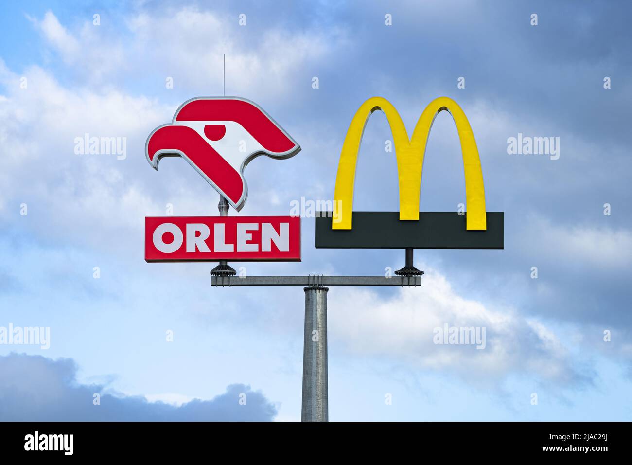 Rusocin, Pologne - 27th mai 2022 : logos de la station-service ORLEN et du restaurant McDonald's sur la zone de repos sur l'autoroute A1 ou l'autoroute en Pologne Banque D'Images