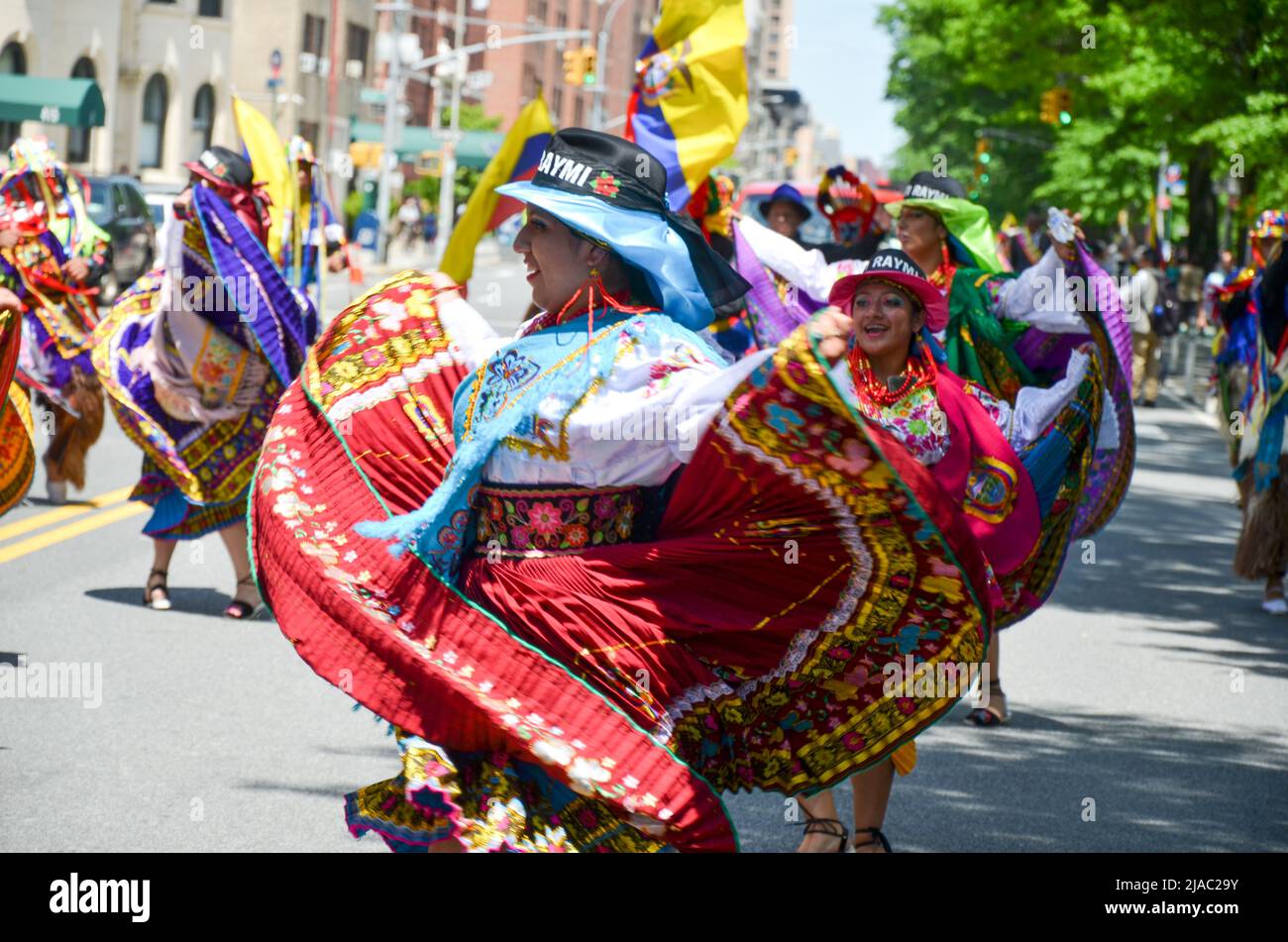 Les filles sont vues danser avec des tenues traditionnelles équatoriennes lors de la parade de l'indépendance équatorienne à New York le 29 mai 2022. Banque D'Images