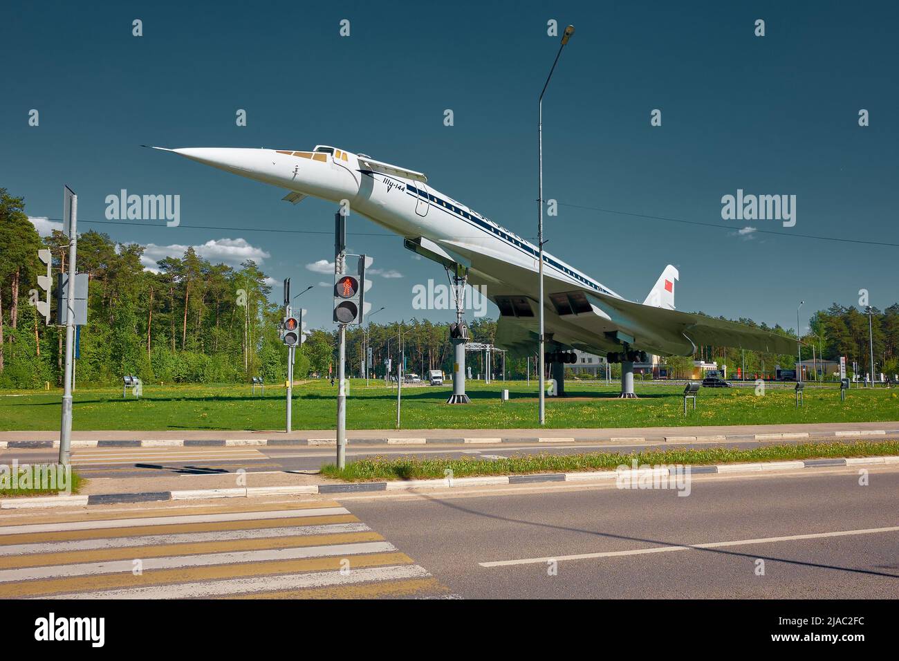 Installé dans la ville de Zhukovsky à la mémoire des réalisations de l'industrie aéronautique nationale du 20th siècle Monument au Tu-144: Zhukovs Banque D'Images