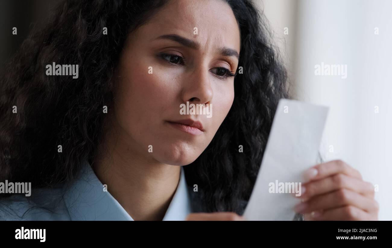 Inquiète jeune femme employé se sentent stressés au sujet de l'impôt élevé regardant la dette bancaire impayée de vérifier les coûts sérieux travailleur d'affaires lire les informations de dépenses Banque D'Images