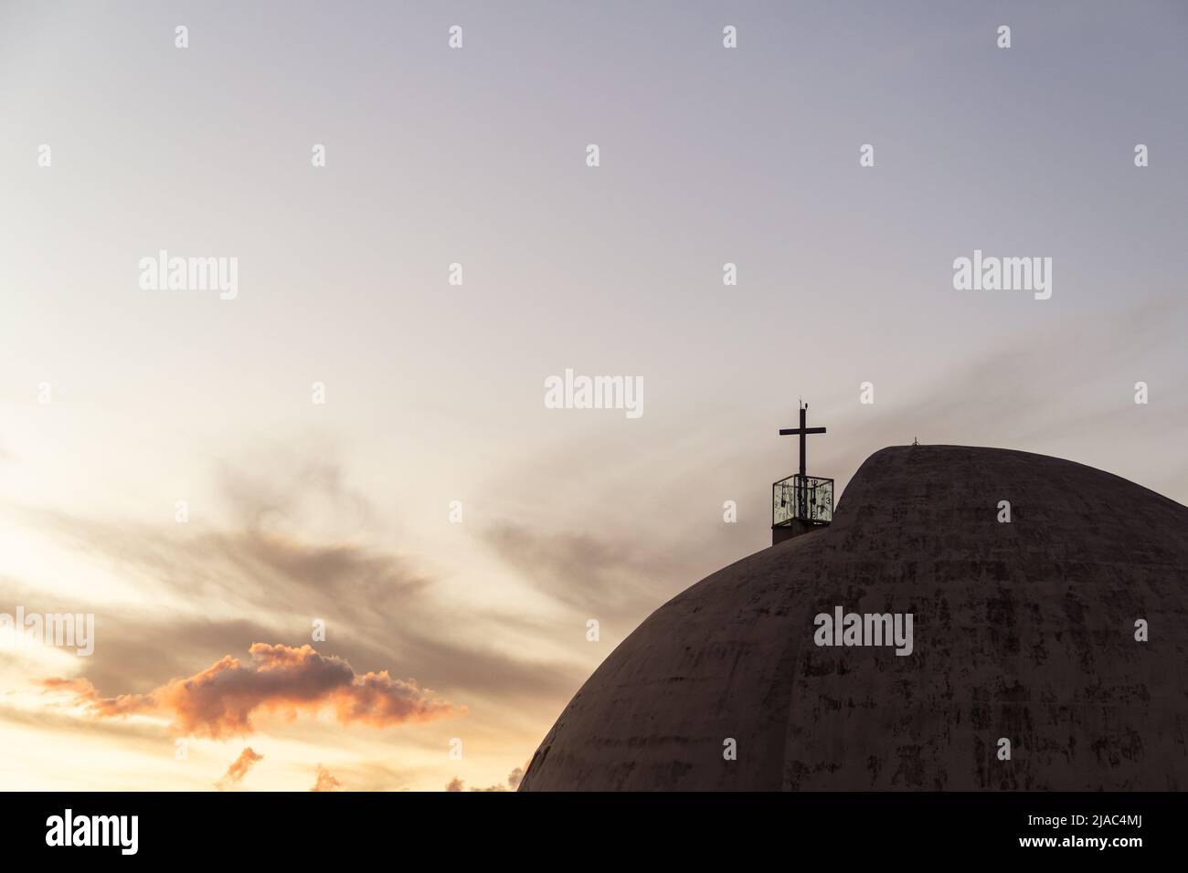 Goiania, Goiás, Brésil – 27 mai 2022 : détail de la construction de la paroisse universitaire de São João Evangelista en fin d'après-midi. Banque D'Images