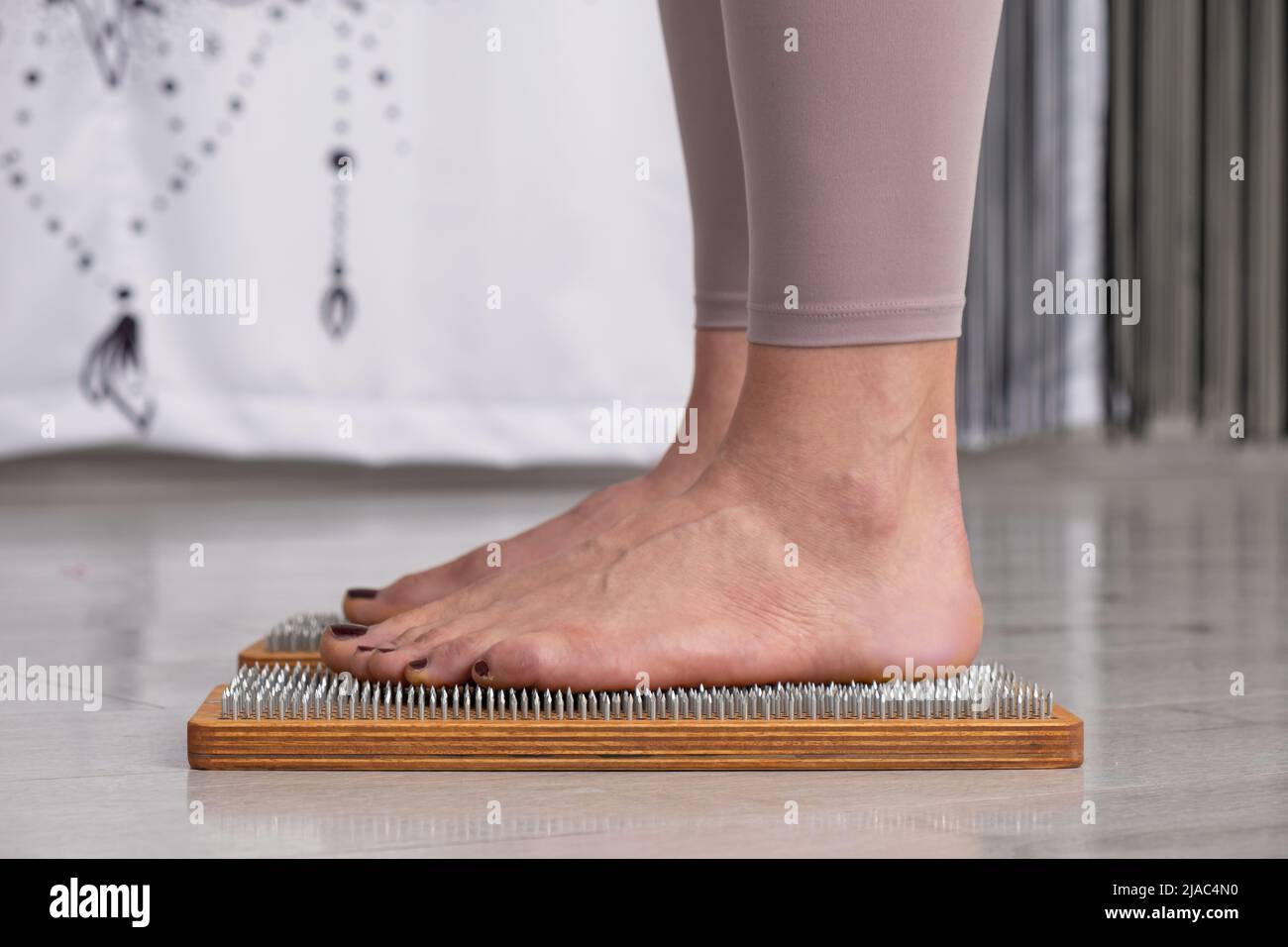 Manucure sur pied femme jambes sur le tableau de sadhu yoga méditation massage de pied Banque D'Images
