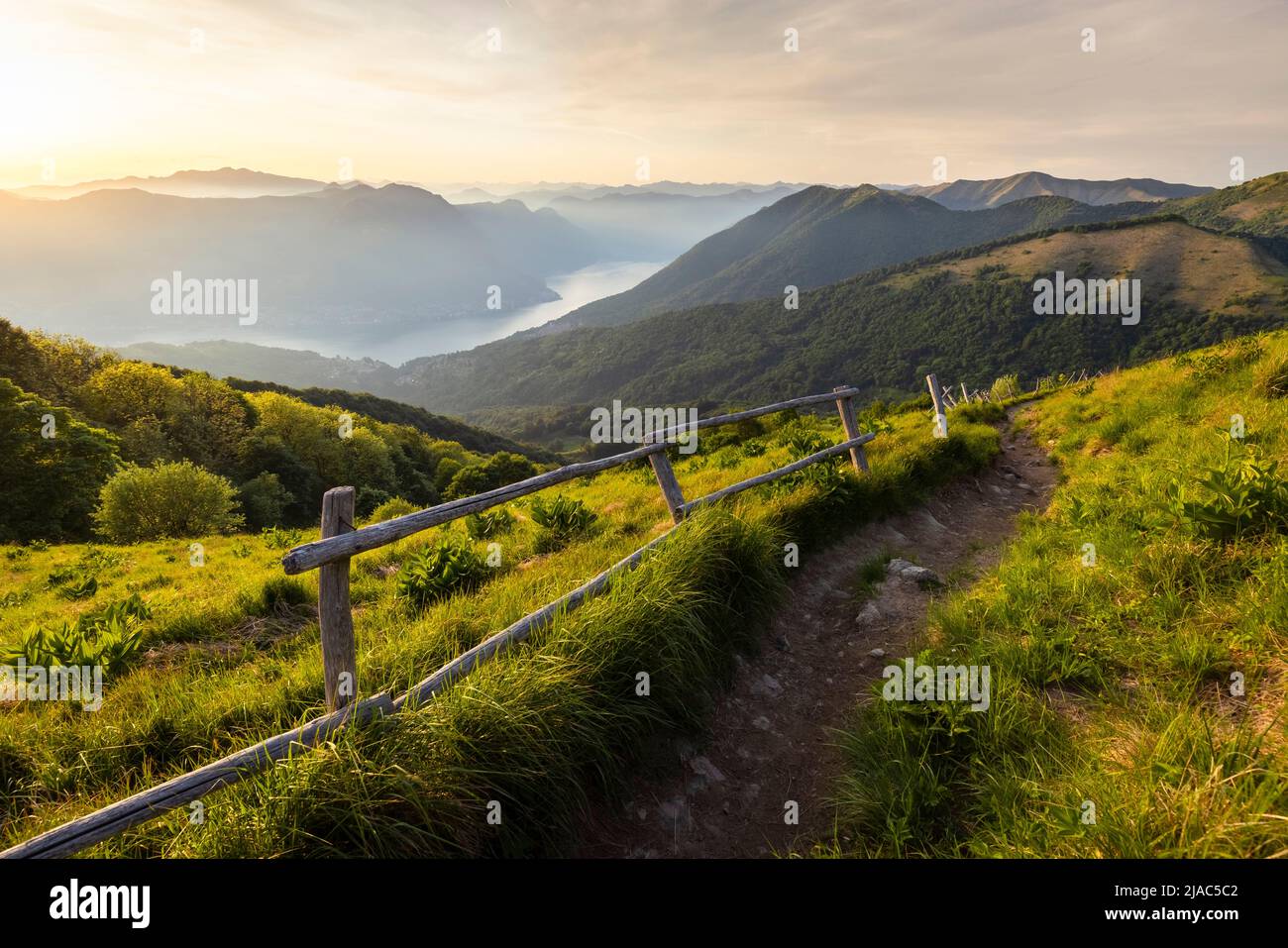 Un coucher de soleil printanier sur le support Bolettone. Albavilla, Lac de Côme, Como district, Lombardie, Italie, Europe. Banque D'Images