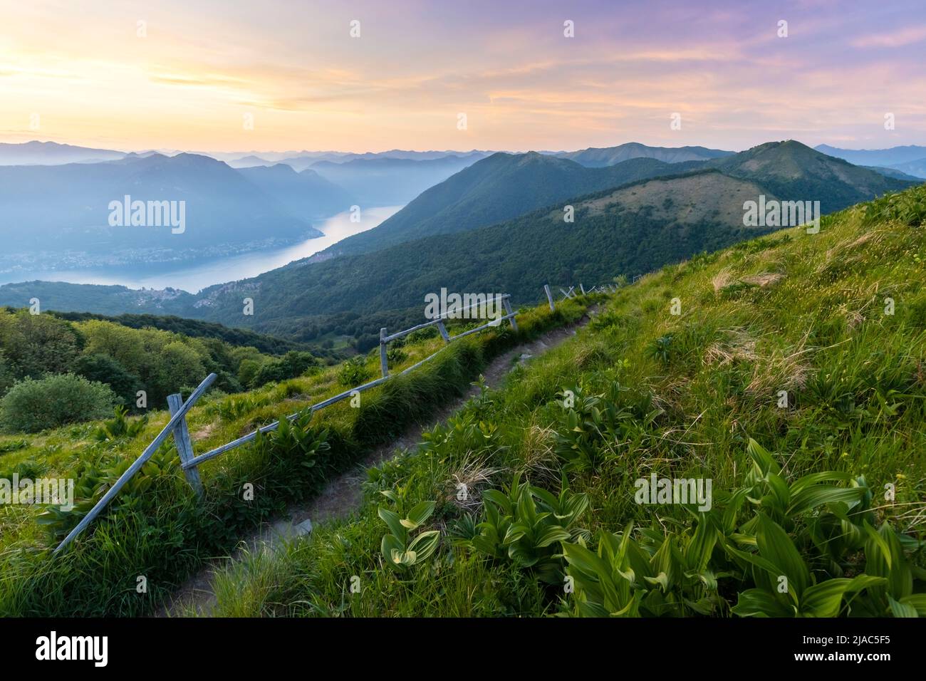 Un coucher de soleil printanier sur le support Bolettone. Albavilla, Lac de Côme, Como district, Lombardie, Italie, Europe. Banque D'Images