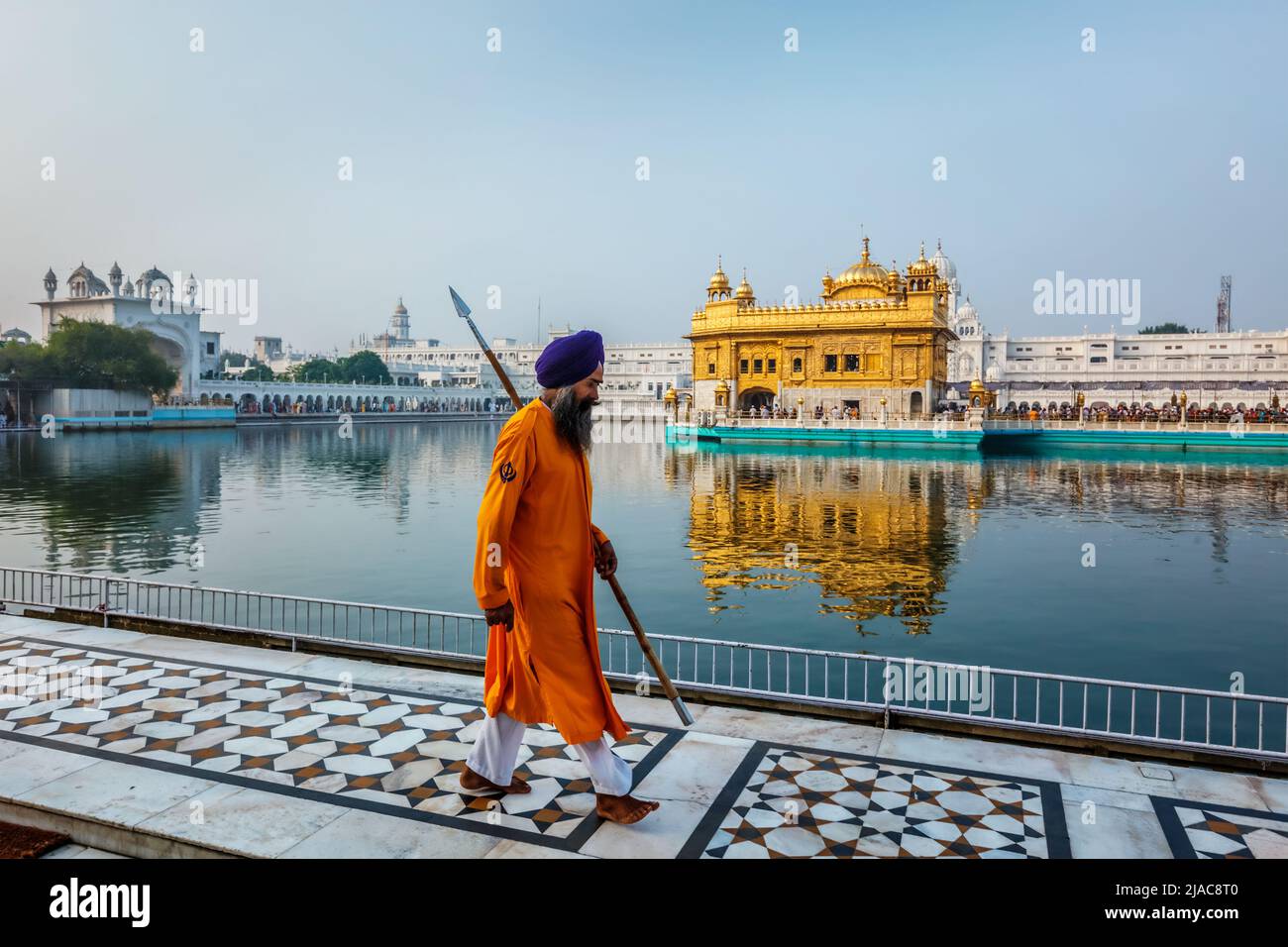 Garde sikh au Temple d'Or Sri Harmandir Sahib Gurdwara à Amritsar, Punjab, Inde Banque D'Images