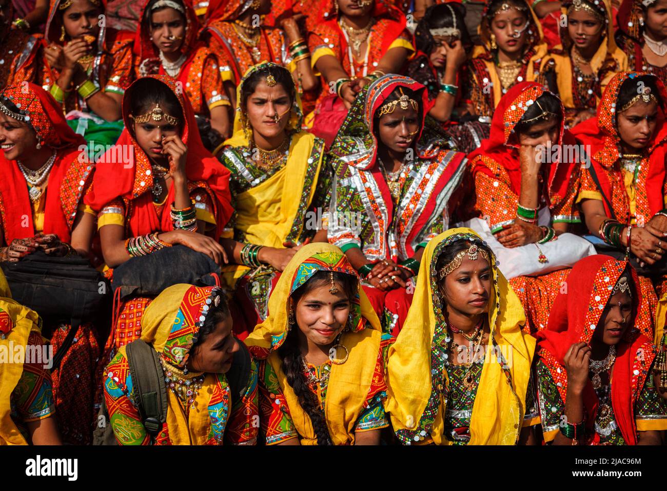 Des jeunes filles Rajasthani non identifiées se préparant à la performance de danse à la foire annuelle de chameau Pushkar Mela à Pushkar Banque D'Images