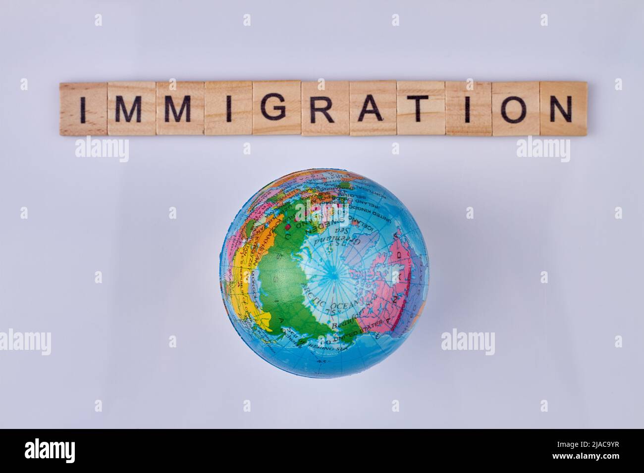 Mot immigration écrit sur des cubes en bois et le monde entier. Vue de dessus. Banque D'Images