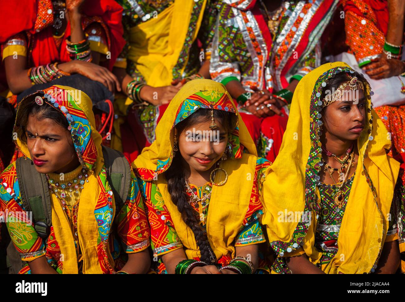 Des jeunes filles Rajasthani non identifiées se préparant à la performance de danse à la foire annuelle de chameau Pushkar Mela à Pushkar Banque D'Images