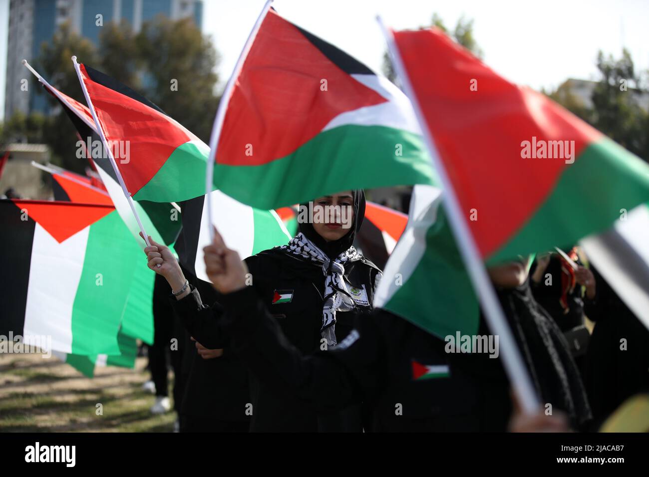 Gaza, Palestine. 29th mai 2022. Les Palestiniens lèvent les drapeaux nationaux dans la ville de Gaza avant le début de la marche des drapeaux pour marquer le jour de Jérusalem, qui commémore l'unification de la ville après qu'Israël a annexé Jérusalem-est en 1967. Banque D'Images