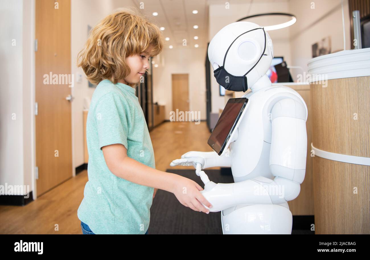 garçon interagir avec l'intelligence artificielle cyborg, la communication Banque D'Images