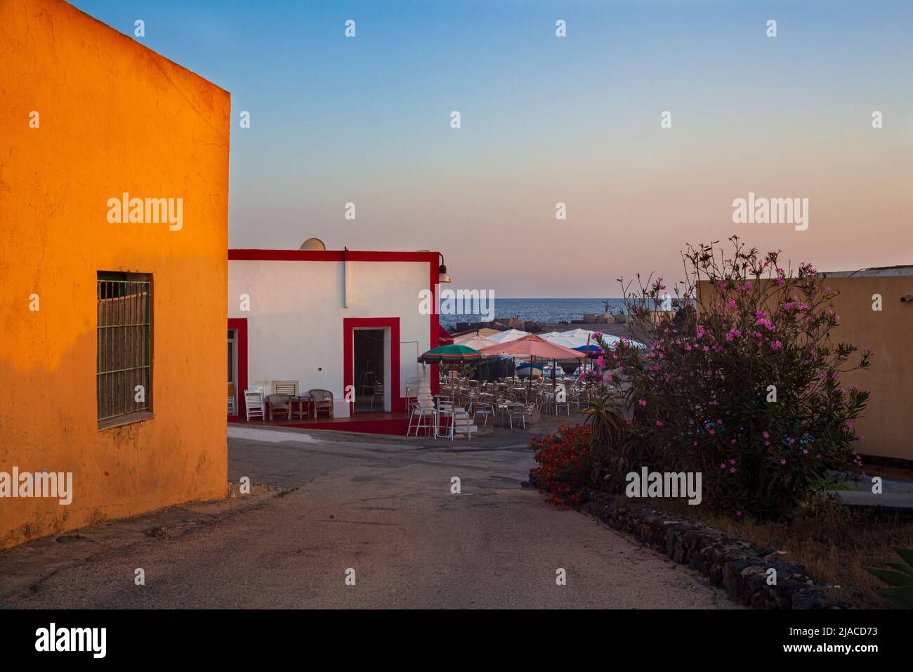 Vue sur une rue typique de Linosa avec maison colorée, Sicile. Italie Banque D'Images Vue sur une rue typique de Linosa avec maison colorée, Sicile. Italie Banque D'Images