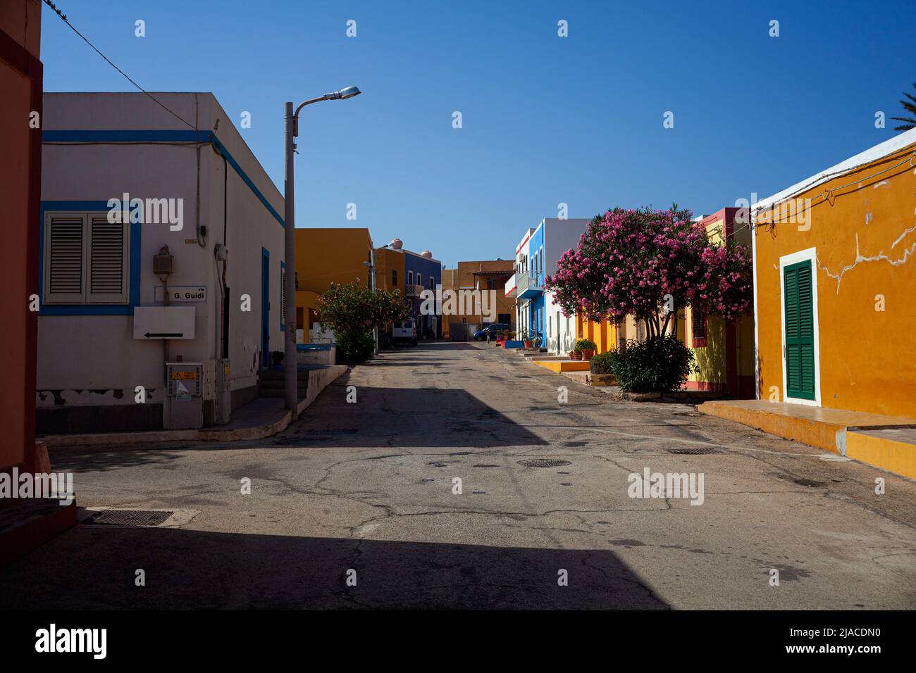 Vue sur une rue typique de Linosa avec maison colorée, Sicile. Italie Banque D'Images Vue sur une rue typique de Linosa avec maison colorée, Sicile. Italie Banque D'Images