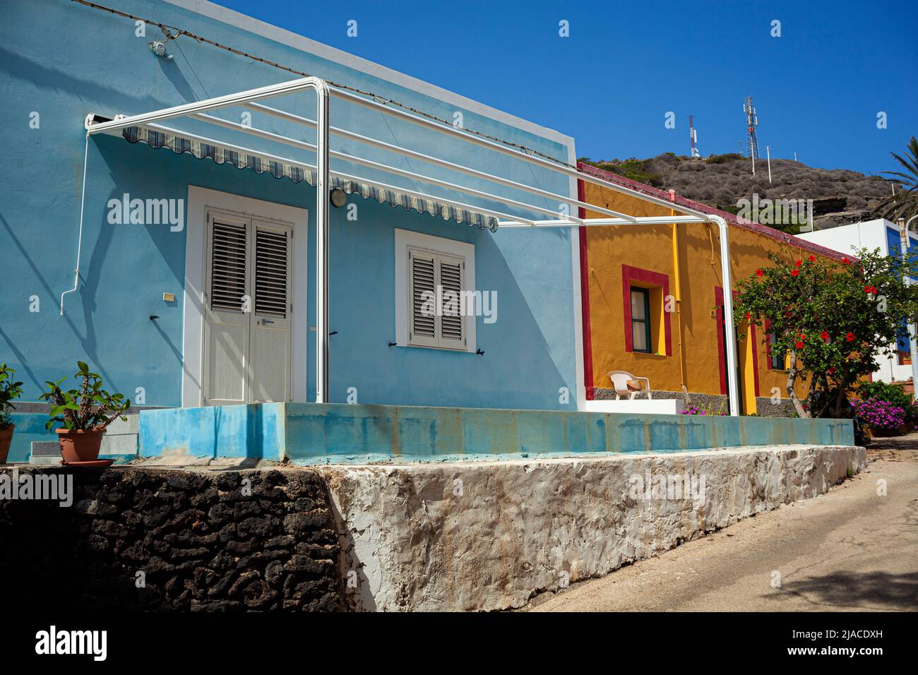 Vue sur les maisons colorées typiques de la rue de Linosa, en Sicile. Italie Banque D'Images Vue sur les maisons colorées typiques de la rue de Linosa, en Sicile. Italie Banque D'Images