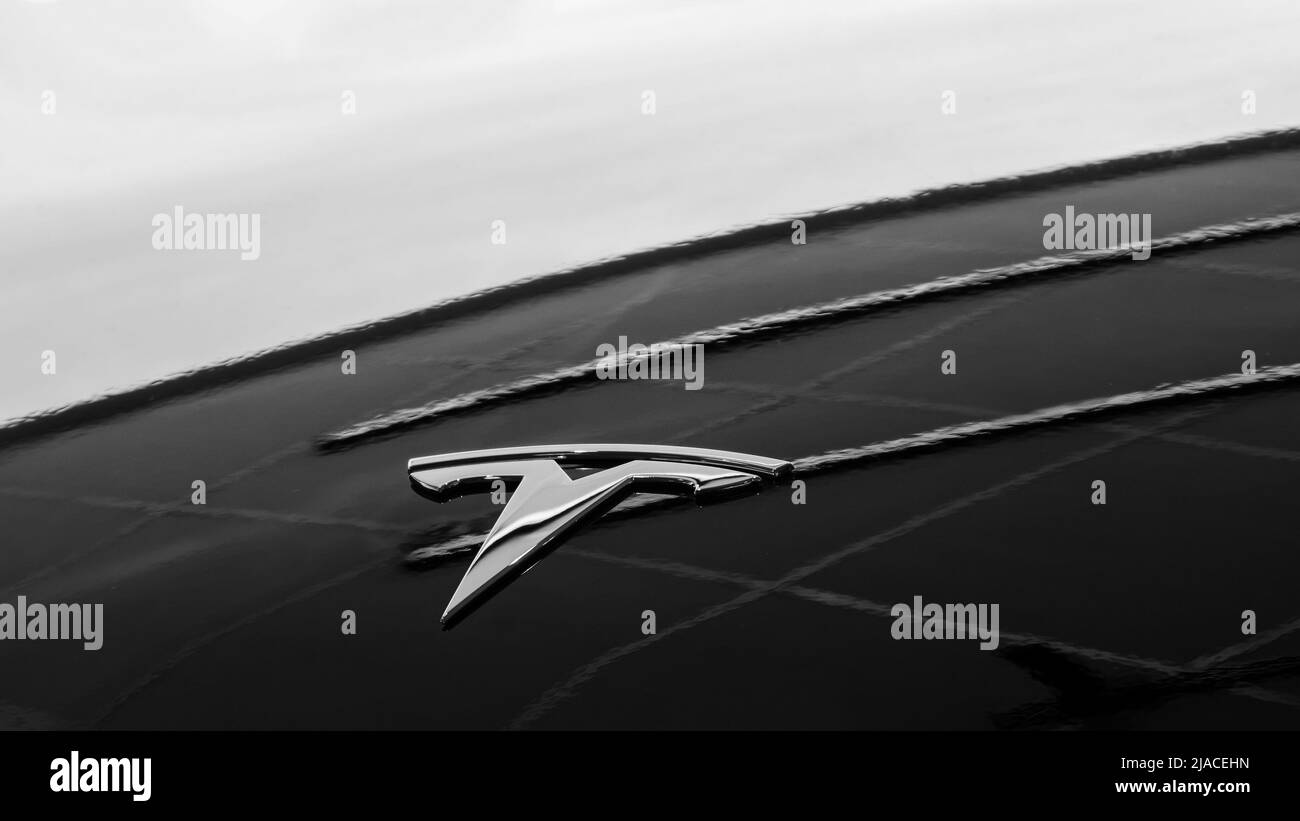 Minsk, Bélarus - 23 mai 2022 : Tesla. Logo chromé sur le capot de la voiture. Monochrome. Gros plan Banque D'Images