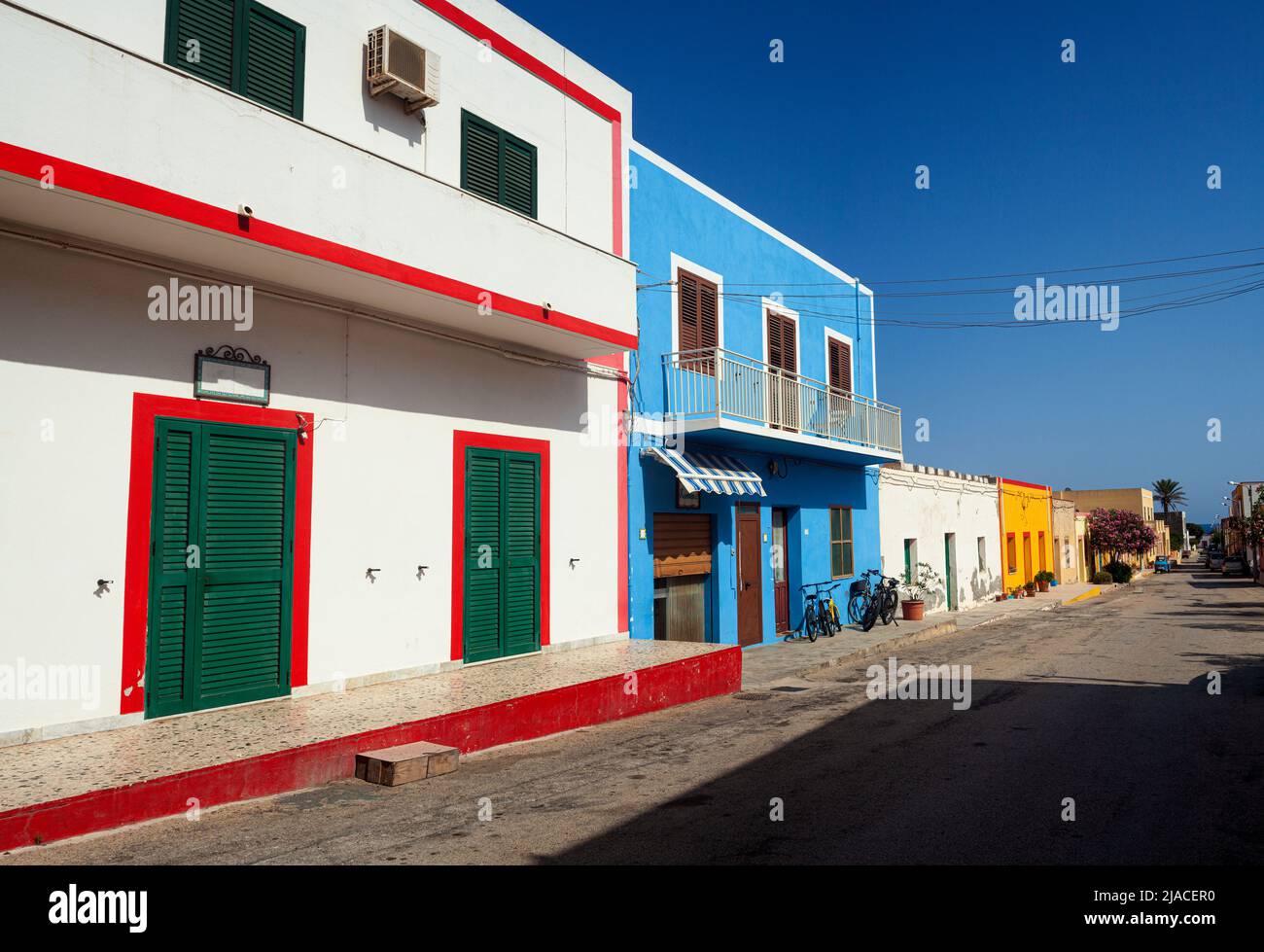 Vue sur les maisons colorées typiques de Linosa, colorées avec du rouge blanc et du cyan. Dans le signe de la boutique en carreaux de céramique les mots Butcher, Sicile. Numérique Banque D'Images Vue sur les maisons colorées typiques de Linosa, colorées avec du rouge blanc et du cyan. Dans le signe de la boutique en carreaux de céramique les mots Butcher, Sicile. Numérique Banque D'Images