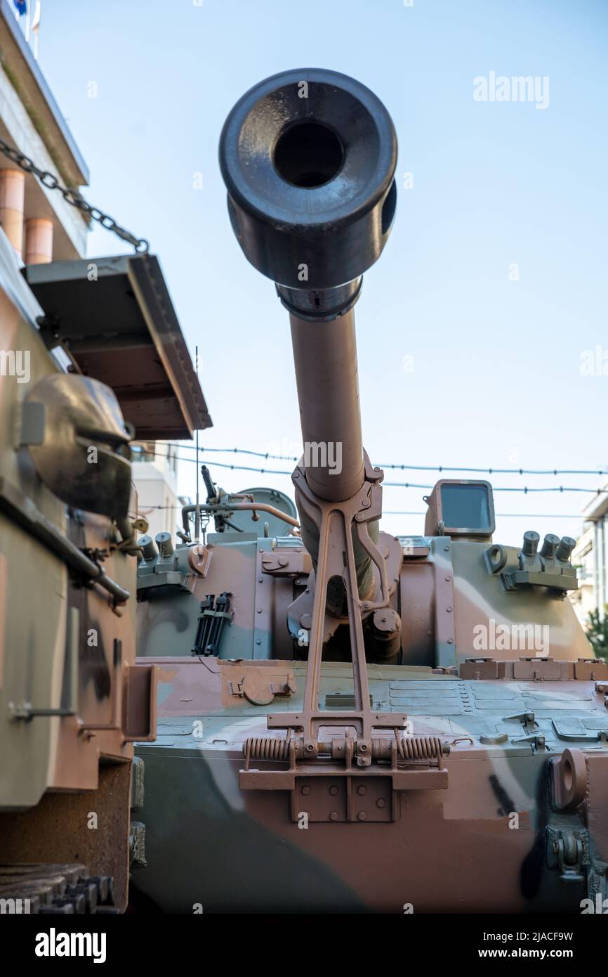PzH 2000 ou Panzerhaubitze 2000, arme d'obusier blindée allemande au défilé en ville. Automoteur armé d'un véhicule militaire lourd de camouflage canon Banque D'Images
