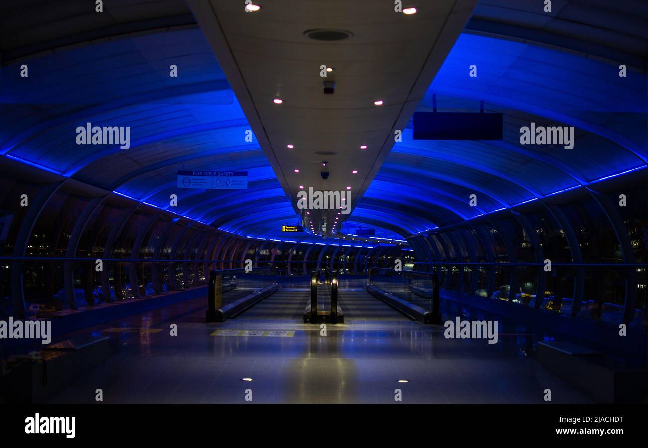 Skylink / rétroprojecteur à l'aéroport international de Manchester, dans le Grand Manchester, créant un effet néon. Banque D'Images