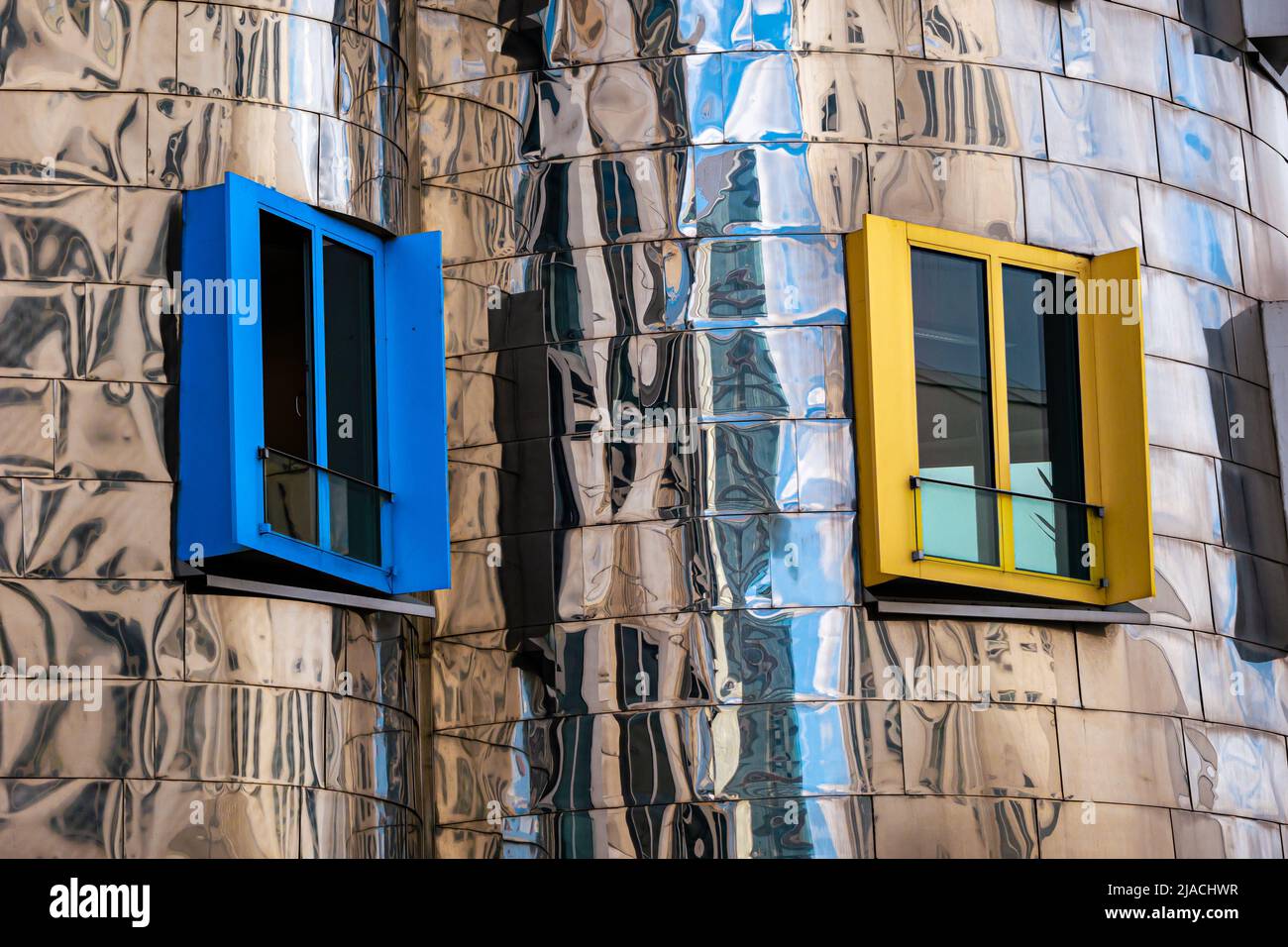 Bâtiments d'art moderne incurvés avec fenêtres colorées Banque D'Images