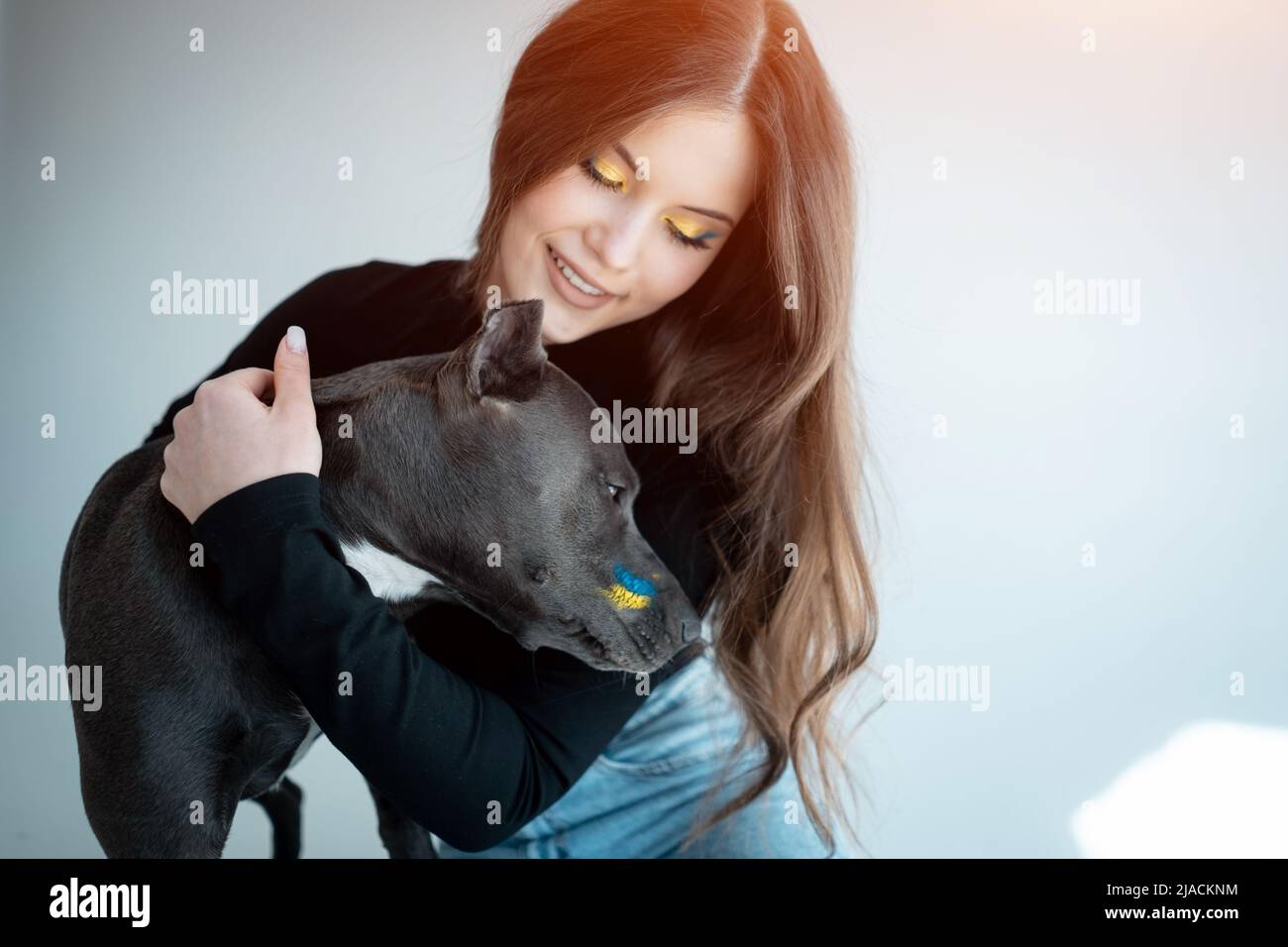 jeune ukrainienne belle femme jouer avec staffordshire terrier chien à la houe Banque D'Images