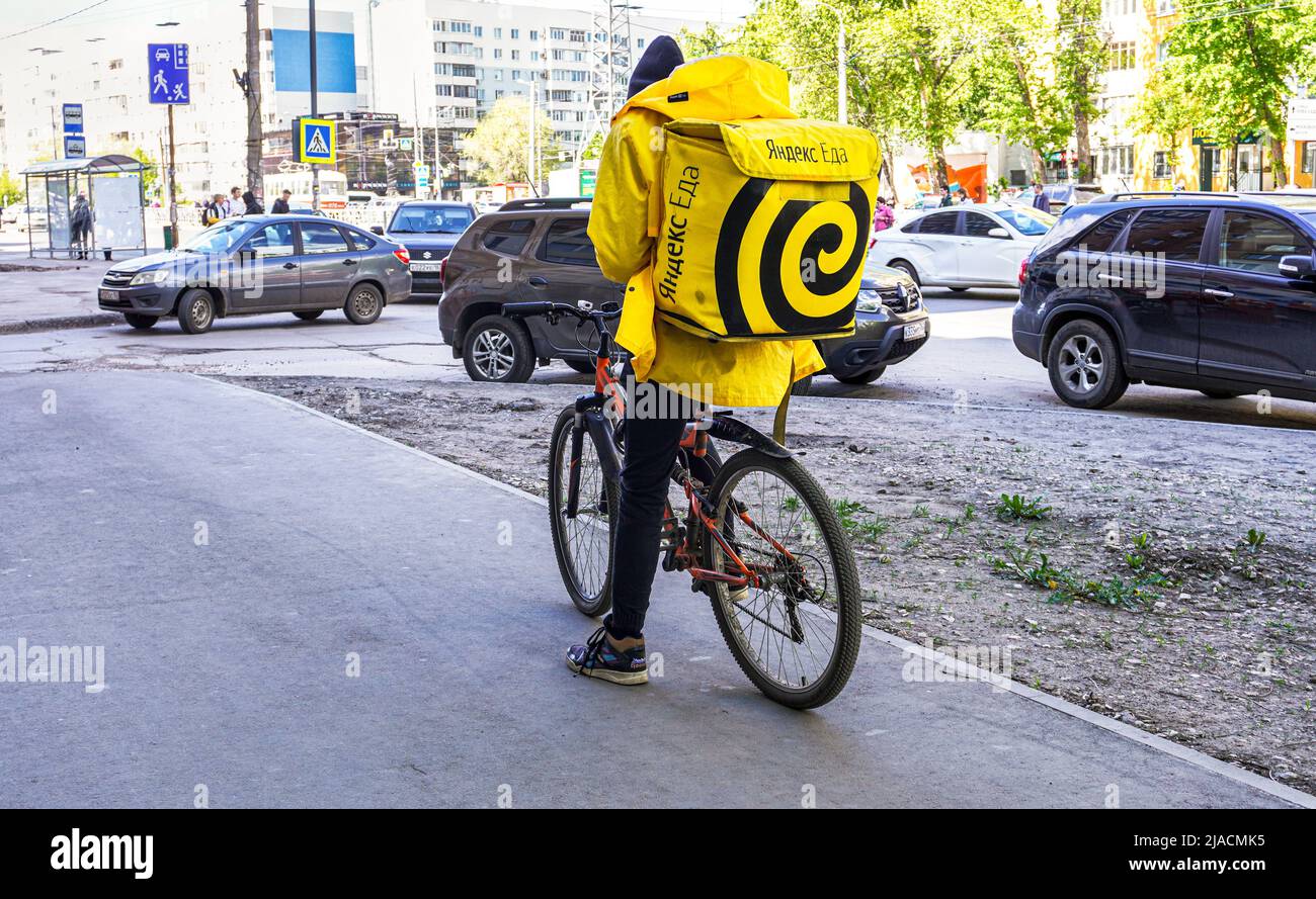 Samara, Russie - 26 mai 2022 : service de livraison de nourriture Yandex sur des vélos dans la rue de la ville. Texte en russe: Yandex repas Banque D'Images