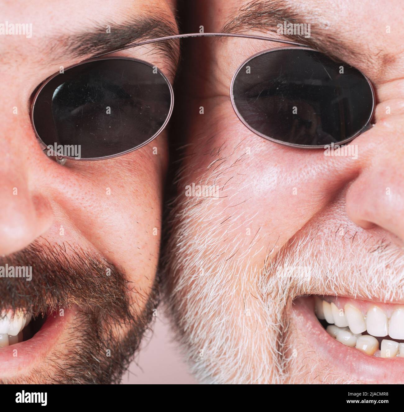 Lunettes pour hommes. Deux Beardeds hommes d'âge moyen portant des lunettes regardant l'appareil photo avec une expression sérieuse. Concept de lunettes. Homme âgé avec son fils. Banque D'Images