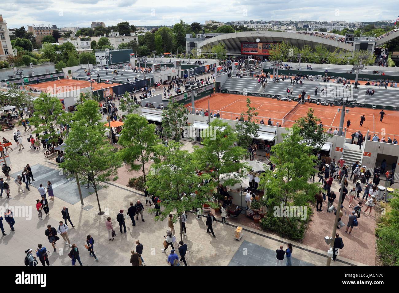Paris, France. 29th mai 2022. Les visiteurs de Roland Garros se promènent entre les courts de tennis lors de l'Open de tennis français, près de Paris, le dimanche 29 mai 2022. Photo de Maya Vidon-White/UPI crédit: UPI/Alay Live News Banque D'Images