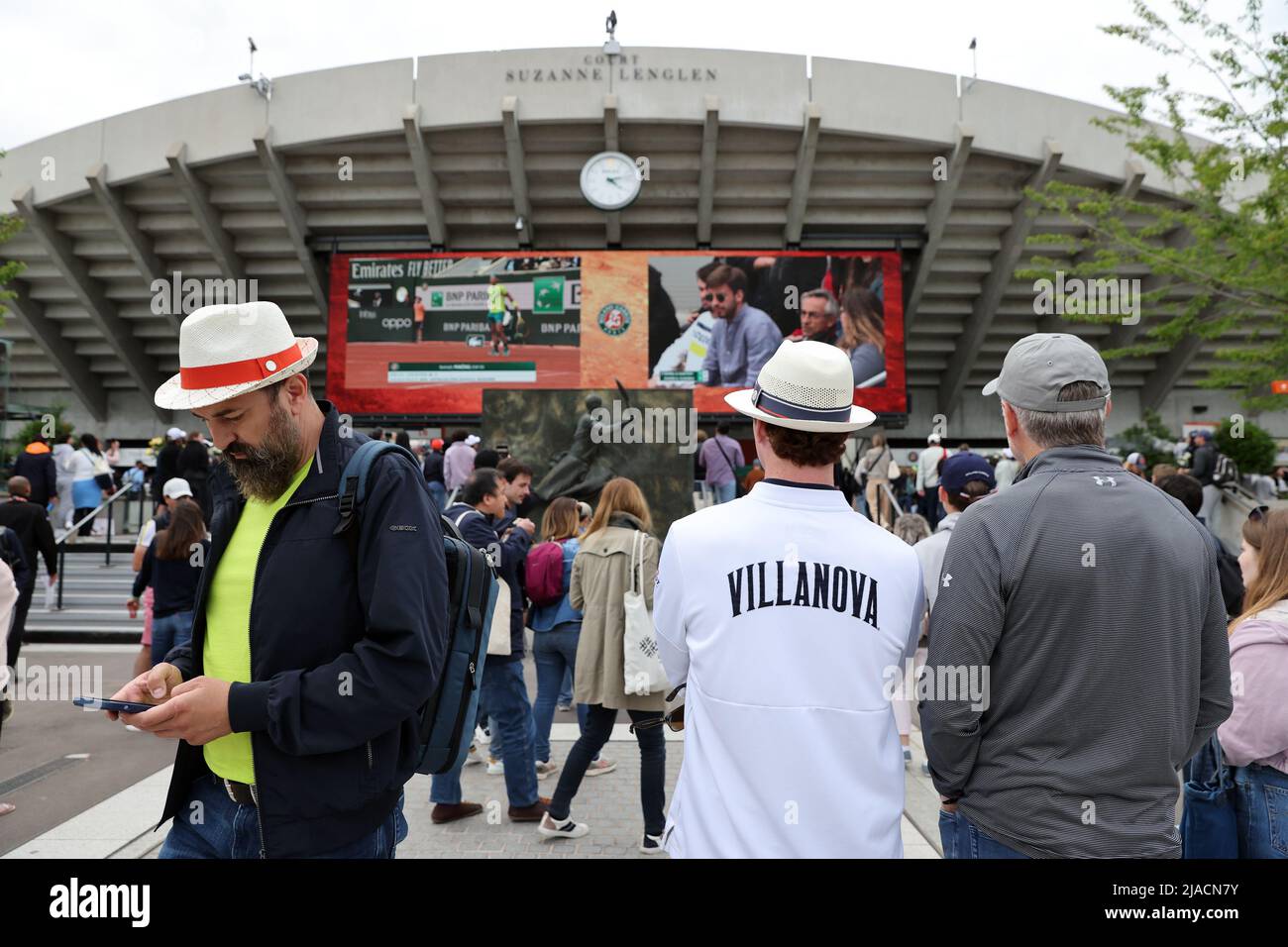 Paris, France. 29th mai 2022. Les visiteurs de Roland Garros se promènent entre les courts de tennis lors de l'Open de tennis français, près de Paris, le dimanche 29 mai 2022. Photo de Maya Vidon-White/UPI crédit: UPI/Alay Live News Banque D'Images