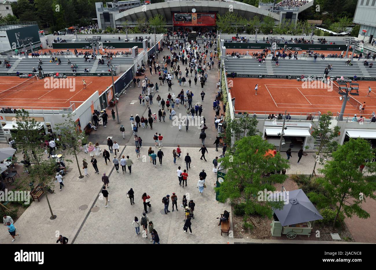 Paris, France. 29th mai 2022. Les visiteurs de Roland Garros se promènent entre les courts de tennis lors de l'Open de tennis français, près de Paris, le dimanche 29 mai 2022. Photo de Maya Vidon-White/UPI crédit: UPI/Alay Live News Banque D'Images