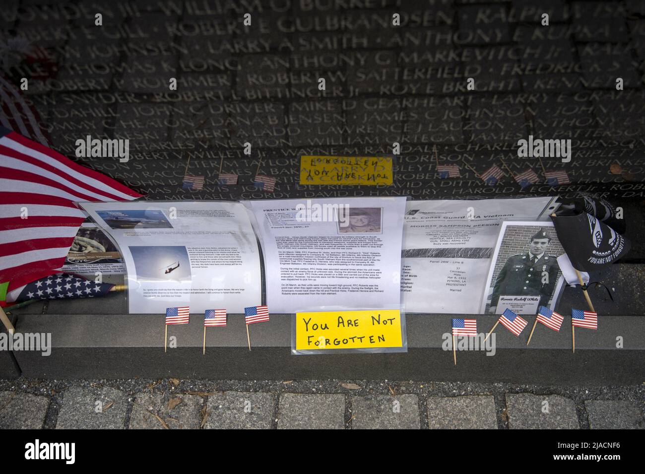 Washington, États-Unis. 29th mai 2022. Mémoriaux avec les noms des soldats tombés prisonniers de guerre ou disparus en ligne d'action le mémorial des anciens combattants du Vietnam pendant la fin de semaine du Memorial Day à Washington, DC, le dimanche 29 mai 2022. Photo de Bonnie Cash/UPI Credit: UPI/Alay Live News Banque D'Images