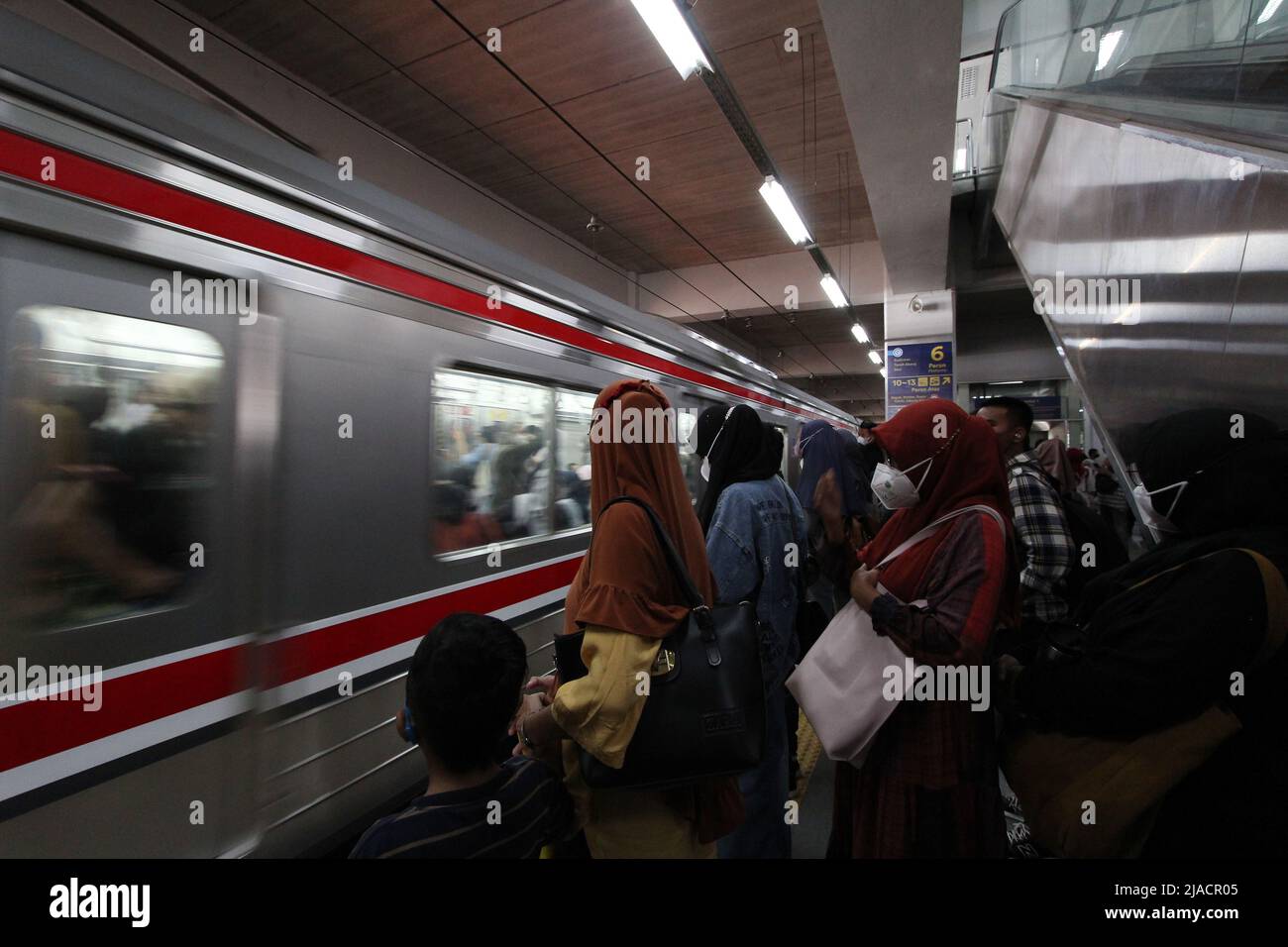 29 mai 2022, Jakarta, région spéciale de la capitale de Jakarta, Indonésie : passagers de Commuterline à la gare de Manggarai, Jakarta, Indonésie. La densité des passagers est due à la modification de l'itinéraire du train électrique à partir de la gare de Bogor et de la gare de Bekasi qui se passait depuis samedi (28/5/2022) hier. Cependant, cette densité ne crée pas d'accumulation de passagers, à la fois en quittant et en quittant cette station. (Credit image: © Kuncoro Widyo Rumpoko/Pacific Press via ZUMA Press Wire) Banque D'Images