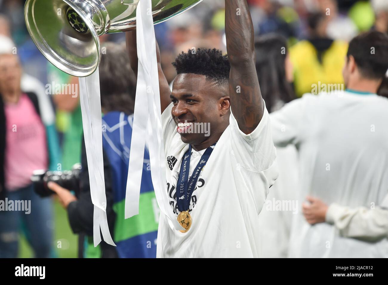 PARIS, FRANCE. MAI 28th Vinícius Júnior du Real Madrid lève le trophée après la finale de la Ligue des champions de l'UEFA entre Liverpool et Real Madrid au Stade de France, Paris, le samedi 28th mai 2022. (Credit: Pat Scaasi | MI News) Credit: MI News & Sport /Alay Live News Banque D'Images