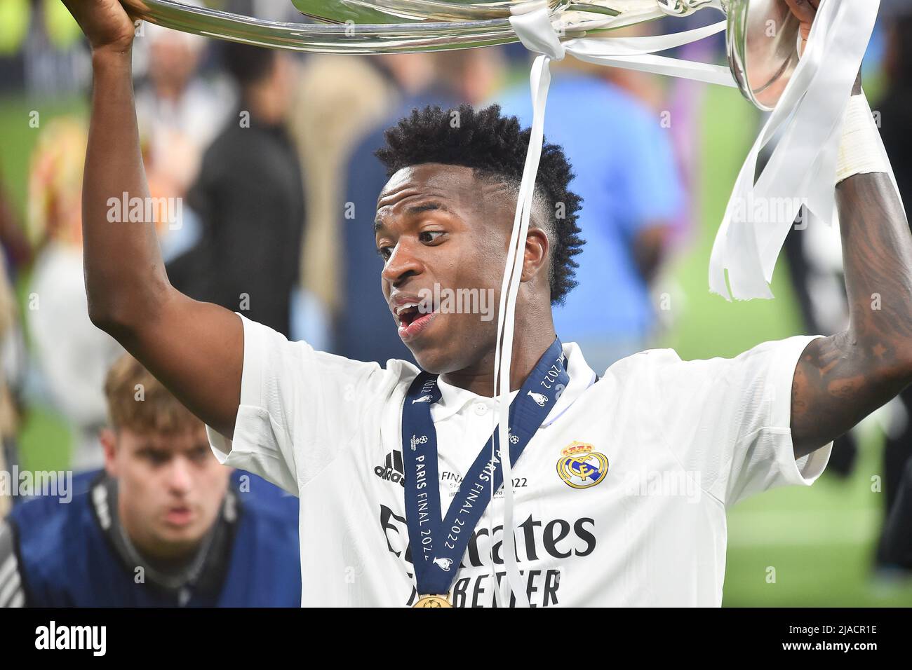 PARIS, FRANCE. MAI 28th Vinícius Júnior du Real Madrid lève le trophée après la finale de la Ligue des champions de l'UEFA entre Liverpool et Real Madrid au Stade de France, Paris, le samedi 28th mai 2022. (Credit: Pat Scaasi | MI News) Credit: MI News & Sport /Alay Live News Banque D'Images