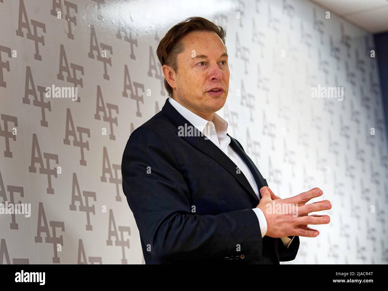 Elon Musk s'adresse aux futurs gardiens de la Force spatiale des États-Unis le jeudi 7 avril 2022 dans la salle de conférence des admissions de l'Académie de la Force aérienne des États-Unis à Colorado Springs, comté d'El Paso, CO, États-Unis. Directeur général du constructeur de véhicules électriques Tesla et du constructeur spatial SpaceX, Musk a été en tête de la liste des « milliardaires du monde » du magazine Forbes en 2022 avec une valeur nette estimée à $219 milliards, ce qui en fait le plus riche individu documenté au monde. (APEX MediaWire photo par Trevor Cokley/US Force aérienne) Banque D'Images