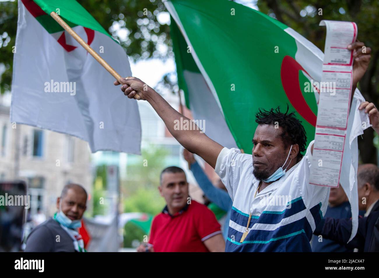 Alexandre Roland, un passant haïtien, a reçu un billet par le SPVM (police de Montréal) après avoir sonné le klaxon de sa voiture pour soutenir la manifestation, après quoi il a rejoint la manifestation. Quatre ans après son entrée dans la diaspora algérienne, le mouvement Hirak continue de lutter pour la démocratie à Montréal. Organisé par tous nos Unis pour notre Algerie, des centaines de manifestants se sont rassemblés devant le Consulat algérien pour demander la destitution des dirigeants politiques actuels, dirigés par le président Abdelmadjid Tebboune. Invoquant la corruption chronique et l'absence de résolutions prévoyables, les manifestants ont qualifié le gouvernement de ma Banque D'Images