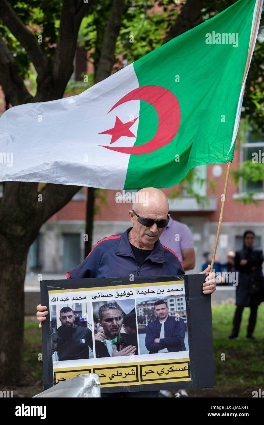 Un manifestant algérien détient une carte avec des photos de ses compatriotes qui auraient été enlevés, pendant la manifestation. Quatre ans après son entrée dans la diaspora algérienne, le mouvement Hirak continue de lutter pour la démocratie à Montréal. Organisé par tous nos Unis pour notre Algerie, des centaines de manifestants se sont rassemblés devant le Consulat algérien pour demander la destitution des dirigeants politiques actuels, dirigés par le président Abdelmadjid Tebboune. Invoquant la corruption chronique et l'absence de résolutions prévoyables, les manifestants ont qualifié le gouvernement de gouvernement mafieux. Banque D'Images