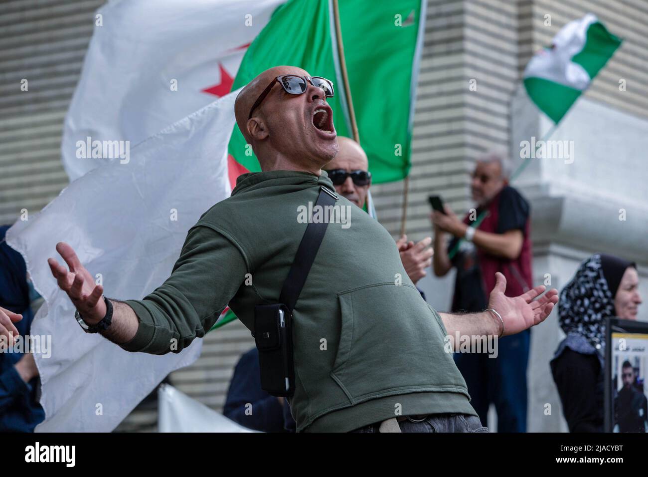 Azzaddino crie du haut de ses poumons: 'LibertÈ!' (Liberté !) pendant la manifestation. Quatre ans après son entrée dans la diaspora algérienne, le mouvement Hirak continue de lutter pour la démocratie à Montréal. Organisé par tous nos Unis pour notre Algerie, des centaines de manifestants se sont rassemblés devant le Consulat algérien pour demander la destitution des dirigeants politiques actuels, dirigés par le président Abdelmadjid Tebboune. Invoquant la corruption chronique et l'absence de résolutions prévoyables, les manifestants ont qualifié le gouvernement de gouvernement mafieux. (Photo de Giordanno Brumas/SOPA Images/Sipa USA) Banque D'Images