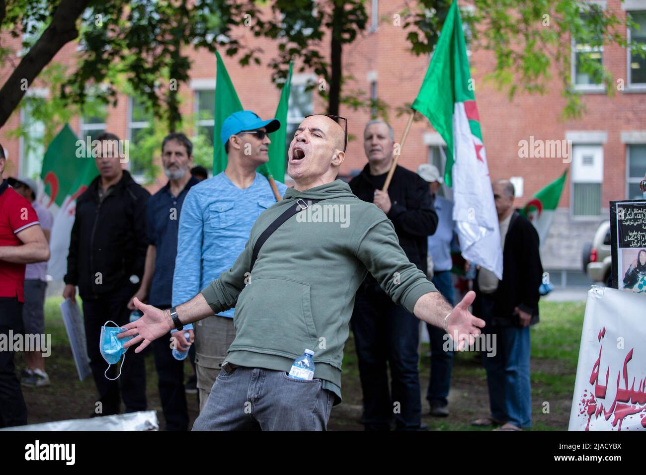 Azzaddino, un manifestant hurle du haut de ses poumons: 'LibertÈ!' (Liberté !) pendant la manifestation. Quatre ans après son entrée dans la diaspora algérienne, le mouvement Hirak continue de lutter pour la démocratie à Montréal. Organisé par tous nos Unis pour notre Algerie, des centaines de manifestants se sont rassemblés devant le Consulat algérien pour demander la destitution des dirigeants politiques actuels, dirigés par le président Abdelmadjid Tebboune. Invoquant la corruption chronique et l'absence de résolutions prévoyables, les manifestants ont qualifié le gouvernement de gouvernement mafieux. (Photo de Giordanno Brumas/SOPA Images/Sipa USA) Banque D'Images