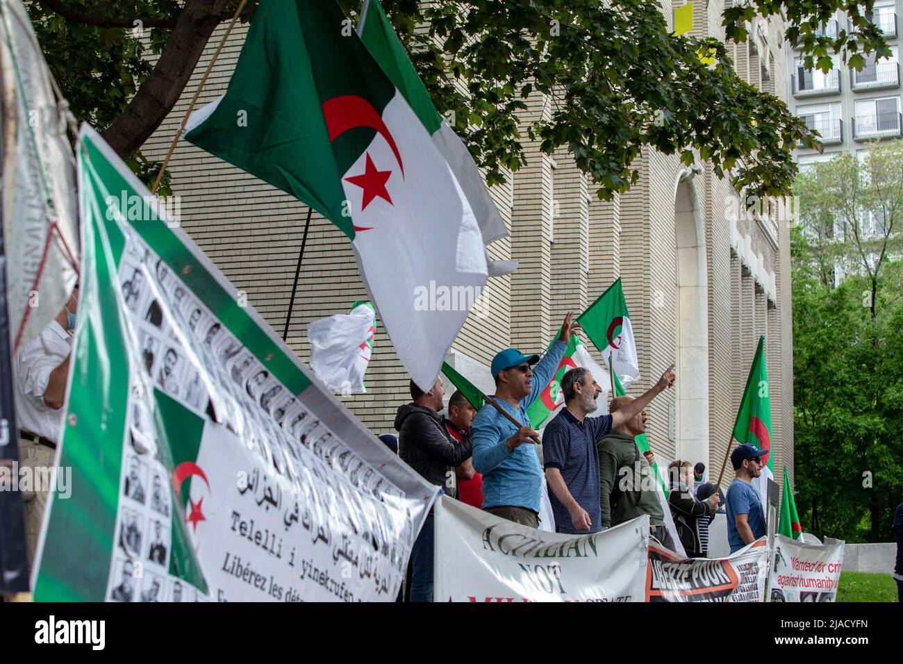 Un groupe de manifestants Hirakim avec des drapeaux algériens et des chants, défient les employés du Consulat de se joindre à la manifestation. Quatre ans après son entrée dans la diaspora algérienne, le mouvement Hirak continue de lutter pour la démocratie à Montréal. Organisé par tous nos Unis pour notre Algerie, des centaines de manifestants se sont rassemblés devant le Consulat algérien pour demander la destitution des dirigeants politiques actuels, dirigés par le président Abdelmadjid Tebboune. Invoquant la corruption chronique et l'absence de résolutions prévoyables, les manifestants ont qualifié le gouvernement de gouvernement mafieux. (Photo de Giordanno Brumas/SOPA Images/Sipa US Banque D'Images