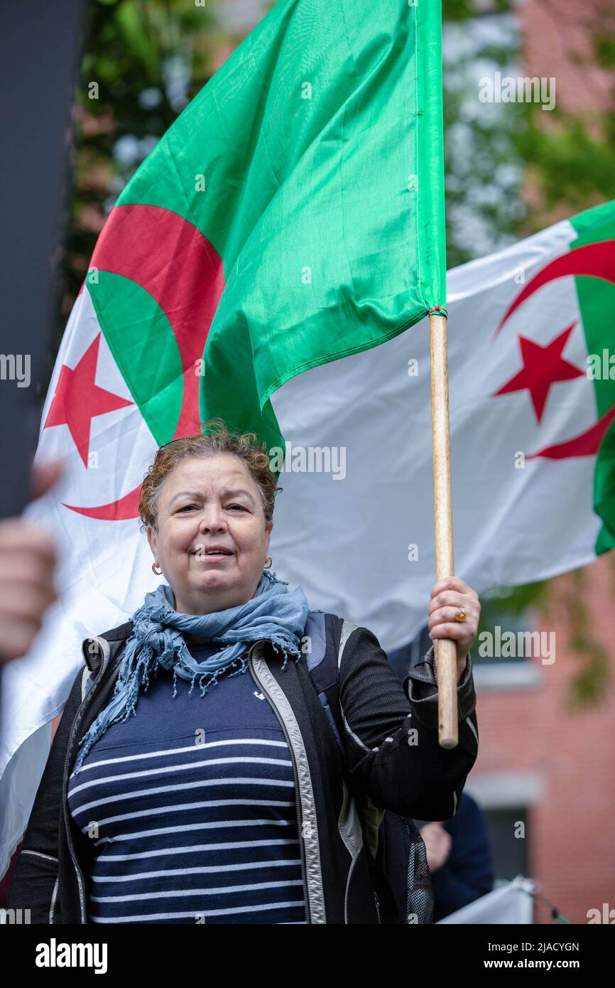 Leïla Cheurfi détient le drapeau algérien tout en scandant les noms de ses proches enlevés pendant la manifestation. Quatre ans après son entrée dans la diaspora algérienne, le mouvement Hirak continue de lutter pour la démocratie à Montréal. Organisé par tous nos Unis pour notre Algerie, des centaines de manifestants se sont rassemblés devant le Consulat algérien pour demander la destitution des dirigeants politiques actuels, dirigés par le président Abdelmadjid Tebboune. Invoquant la corruption chronique et l'absence de résolutions prévoyables, les manifestants ont qualifié le gouvernement de gouvernement mafieux. (Photo de Giordanno Brumas/SOPA Images/Sipa USA) Banque D'Images