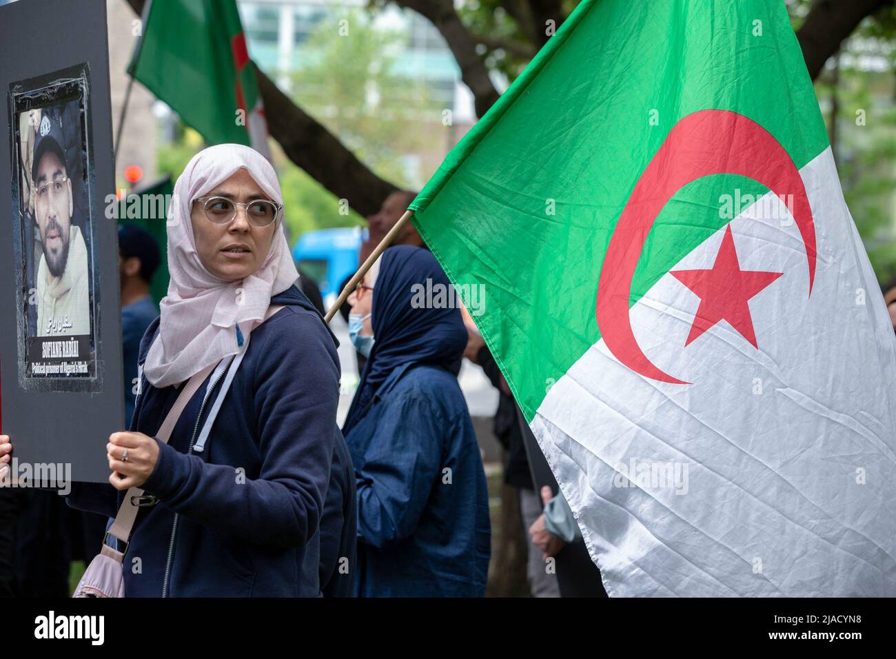 Un manifestant algérien féminin est vu arborer un drapeau algérien pendant la manifestation. Quatre ans après son entrée dans la diaspora algérienne, le mouvement Hirak continue de lutter pour la démocratie à Montréal. Organisé par tous nos Unis pour notre Algerie, des centaines de manifestants se sont rassemblés devant le Consulat algérien pour demander la destitution des dirigeants politiques actuels, dirigés par le président Abdelmadjid Tebboune. Invoquant la corruption chronique et l'absence de résolutions prévoyables, les manifestants ont qualifié le gouvernement de gouvernement mafieux. (Photo de Giordanno Brumas/SOPA Images/Sipa USA) Banque D'Images