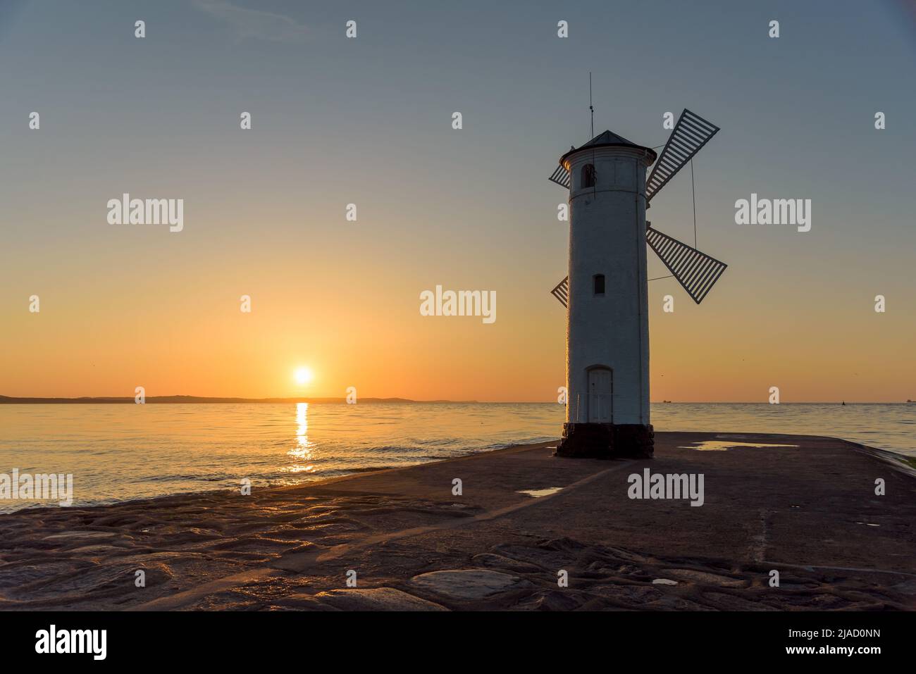Stawa Mlyny, un phare en forme de moulin à vent, symbole officiel de Swinoujscie au coucher du soleil Banque D'Images