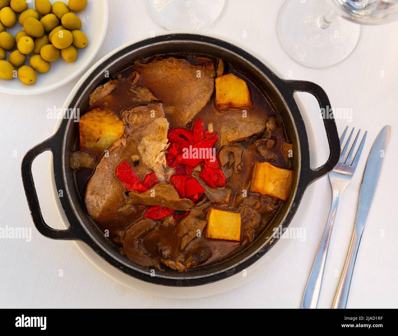 Rôti de veau et champignons dans un pot Banque D'Images