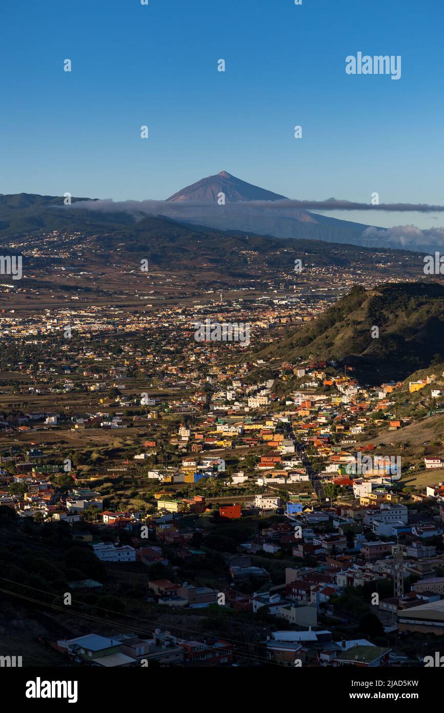 Vue lointaine sur le volcan Teide, Tenerife, Iles Canaries, Espagne Banque D'Images