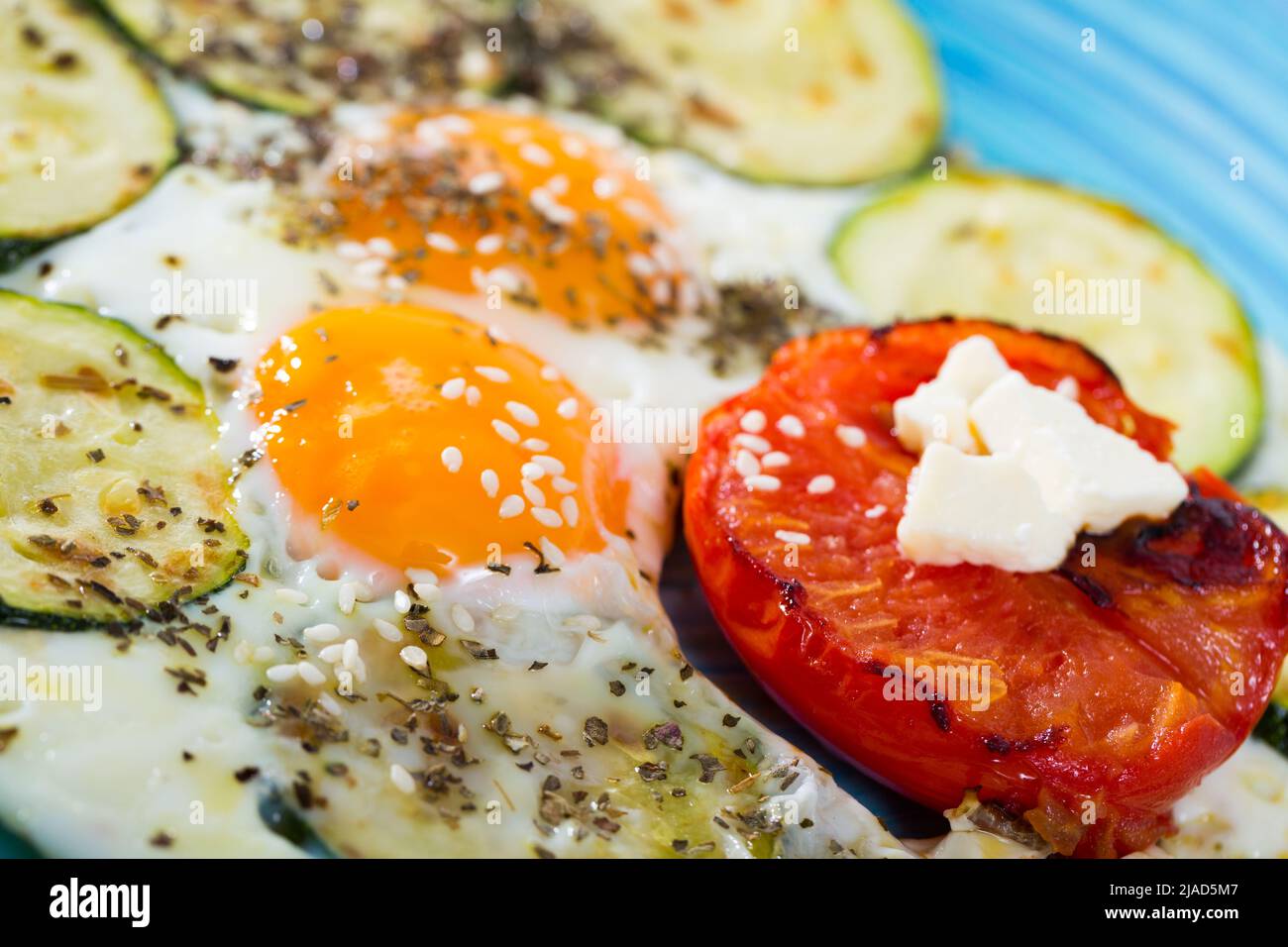 Œufs frits avec courgettes et tomates Banque D'Images