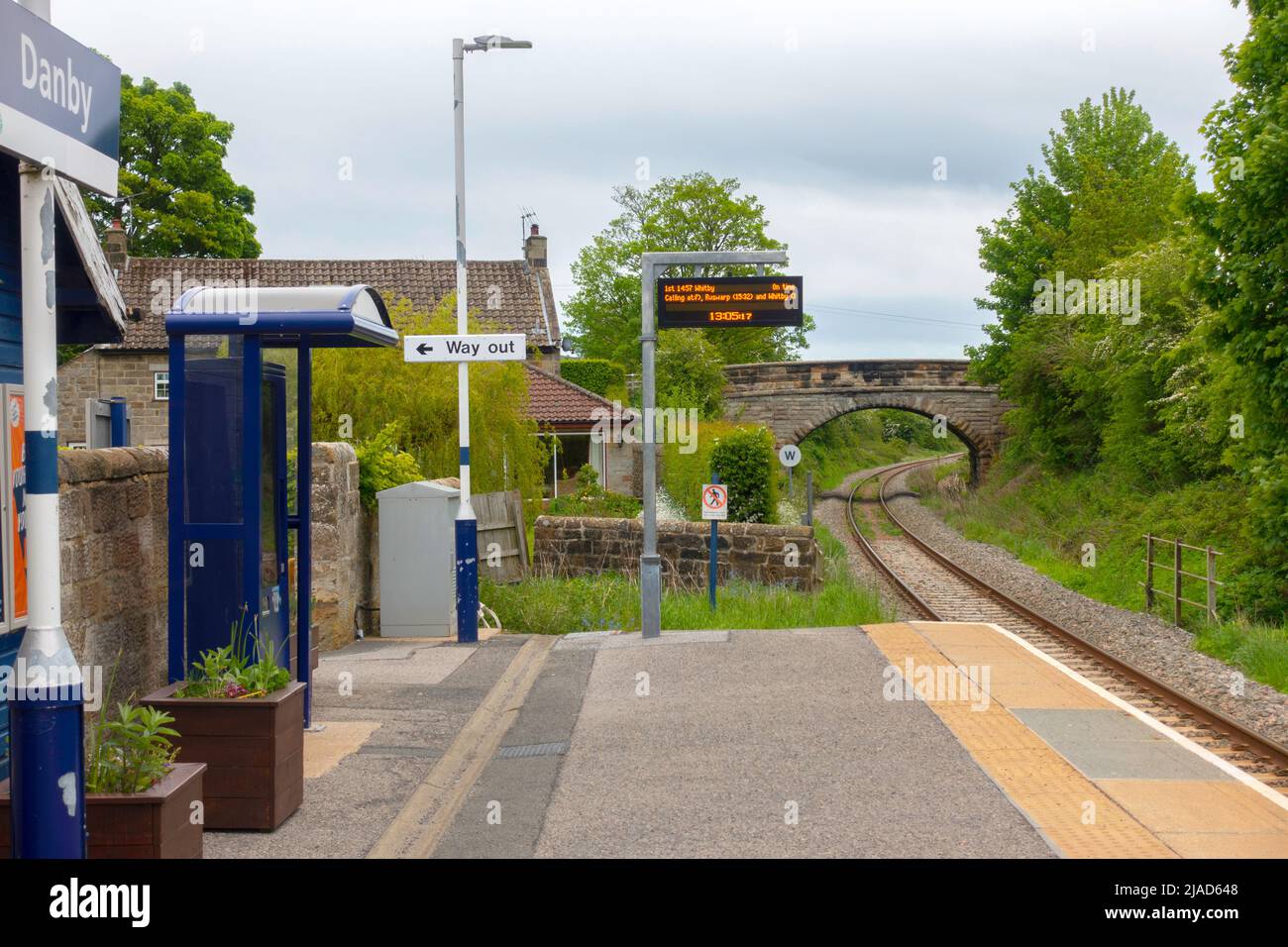 Construit en pierre d'un train ou gare à Danby sur les ruraux Esk Valley Railway de Middlesbrough à Whitby, dans soleil du printemps Banque D'Images